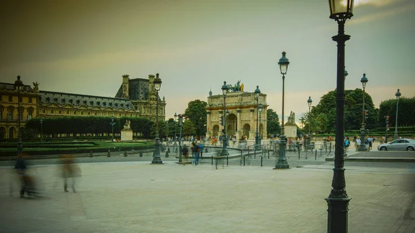 Parijs - augustus: Toeristen lopen in de buurt van de Arc de Triomphe du Carrousel, het is een triomfboog die in 1806 kreeg de opdracht om te herdenken van Napoleons militaire overwinningen, — Stockfoto