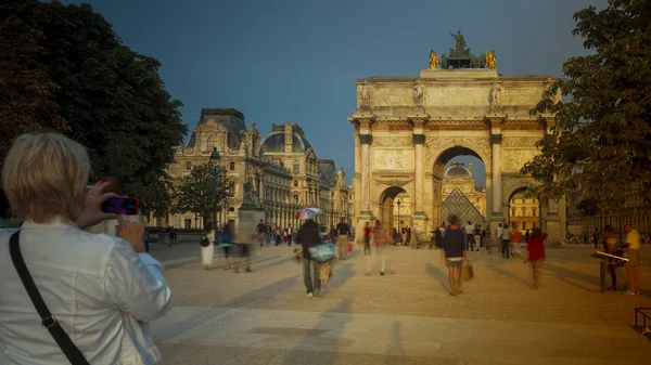 PARÍS - AGOSTO: Los turistas están caminando cerca del Arco del Triunfo del Carrousel, Es un arco triunfal que fue comisionado en 1806 para conmemorar las victorias militares de Napoleón , —  Fotos de Stock