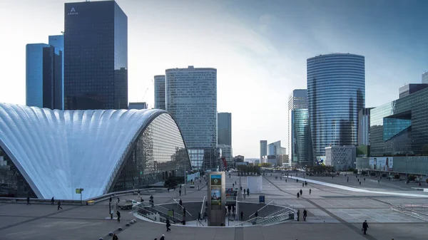 PARÍS - 15 de abril: Panorama de La Defense el 15 de abril de 2016 en París, Francia. La defensa es el distrito financiero más importante de París . —  Fotos de Stock