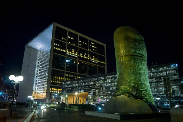 Parijs - 28 augustus 2016: De gigantische vinger sculptuur op de achtergrond van wolkenkrabbers in de zakenwijk La Défense, Paris, Frankrijk. — Stockfoto