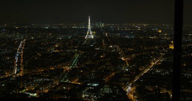 Paris, Fransa - Mayıs: Eyfel Kulesi ışık performansı göstermek gecede. Eyfel Kulesi en yüksek anıt ve Fransa da en çok ziyaret edilen anıt..