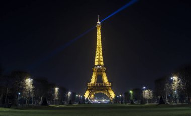 Paris, Fransa - Mayıs: Eyfel Kulesi ışık performansı göstermek gecede. Eyfel Kulesi en yüksek anıt ve Fransa da en çok ziyaret edilen anıt..