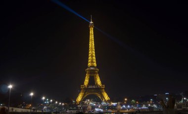 Paris, Fransa - Mayıs: Eyfel Kulesi ışık performansı göstermek gecede. Eyfel Kulesi en yüksek anıt ve Fransa da en çok ziyaret edilen anıt..