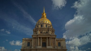 Paris - Mayıs: üzerinde altın kubbesi, Şapel Saint-Louis-des-Invalides, gökyüzü