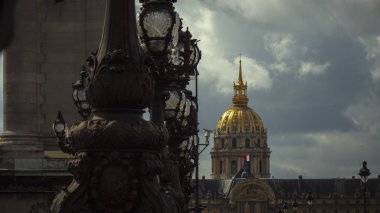 Paris - Mayıs: üzerinde altın kubbesi, Şapel Saint-Louis-des-Invalides, gökyüzü