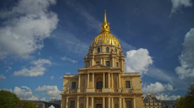 Paris - Mayıs: üzerinde altın kubbesi, Şapel Saint-Louis-des-Invalides, gökyüzü