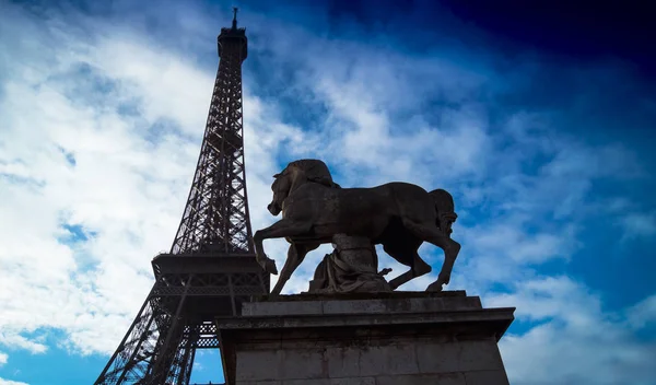 La torre Eiffel es el monumento más alto y también el monumento más visitado de Francia . — Foto de Stock