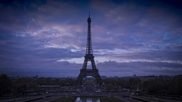 De Eiffeltoren is de hoogste monument en ook meest bezochte monument van Frankrijk. — Stockfoto