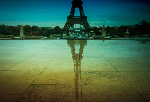 Eiffelova věž je nejvyšší památkou a také nejnavštěvovanější památka Francie. — Stock fotografie