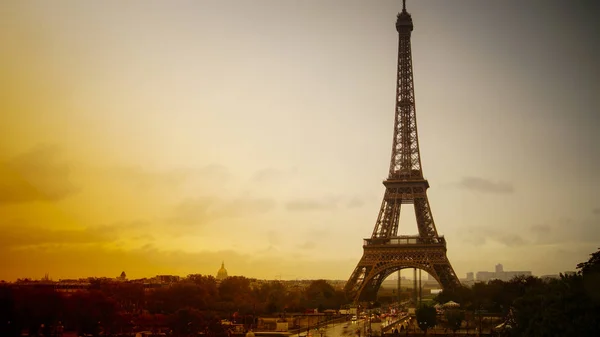 De Eiffeltoren is de hoogste monument en ook meest bezochte monument van Frankrijk. — Stockfoto