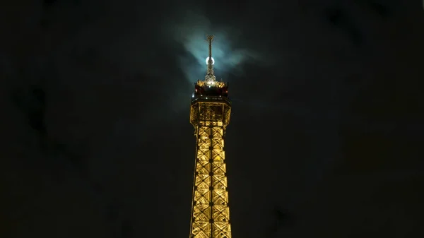 Paris, Fransa - Mayıs: Eyfel Kulesi ışık performansı göstermek gecede. Eyfel Kulesi en yüksek anıt ve Fransa da en çok ziyaret edilen anıt.. — Stok fotoğraf