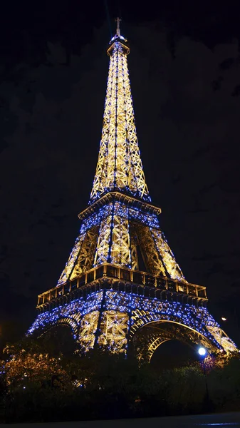 Paris, Fransa - Mayıs: Eyfel Kulesi ışık performansı göstermek gecede. Eyfel Kulesi en yüksek anıt ve Fransa da en çok ziyaret edilen anıt..