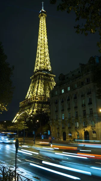 Paris, Frankrike - maj: Eiffel Tower ljus prestanda visar i natt. Eiffeltornet är den högsta monument och också mest besökta monument av Frankrike. — Stockfoto