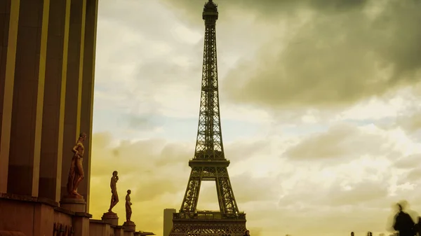De Eiffeltoren is de hoogste monument en ook meest bezochte monument van Frankrijk. — Stockfoto