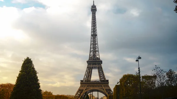 De Eiffeltoren is de hoogste monument en ook meest bezochte monument van Frankrijk. — Stockfoto