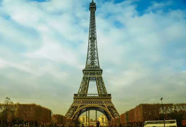 A Torre Eiffel é o monumento mais alto e também o monumento mais visitado da França . — Fotografia de Stock