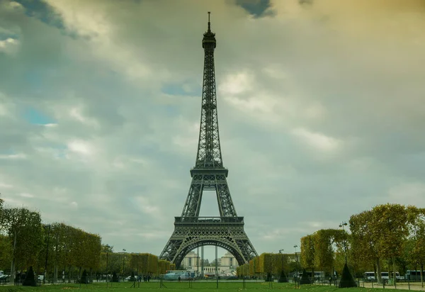 De Eiffeltoren is de hoogste monument en ook meest bezochte monument van Frankrijk. — Stockfoto