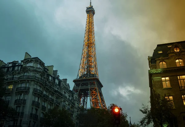 巴黎，法国-5 月︰ 埃菲尔塔光性能显示在晚上。艾菲尔铁塔是最高的纪念碑和法国也是访问量最大的纪念碑. — 图库照片