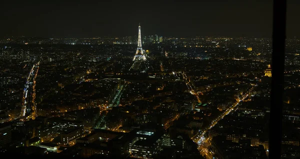 PARIS, Ranska - toukokuu: Eiffel-tornin valoesitys yöllä. Eiffel-torni on korkein muistomerkki ja myös suosituin muistomerkki Ranskassa . — kuvapankkivalokuva