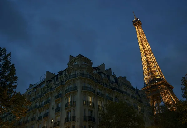 Paris, Fransa - Mayıs: Eyfel Kulesi ışık performansı göstermek gecede. Eyfel Kulesi en yüksek anıt ve Fransa da en çok ziyaret edilen anıt.. — Stok fotoğraf