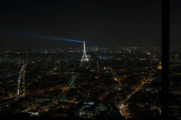 巴黎，法国-5 月︰ 埃菲尔塔光性能显示在晚上。艾菲尔铁塔是最高的纪念碑和法国也是访问量最大的纪念碑. — 图库照片