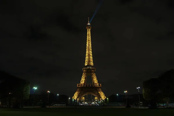 Paris, france - may: eiffelturm light performance show in night. Der Eiffelturm ist das höchste Monument und auch das meistbesuchte Monument Frankreichs. — Stockfoto