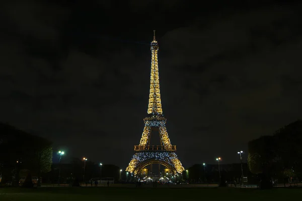 Paris, Fransa - Mayıs: Eyfel Kulesi ışık performansı göstermek gecede. Eyfel Kulesi en yüksek anıt ve Fransa da en çok ziyaret edilen anıt.. — Stok fotoğraf