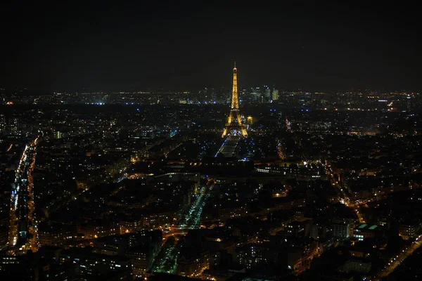 PARIS, France - Mai : Spectacle de performance lumineuse de la Tour Eiffel dans la nuit. La tour Eiffel est le monument le plus élevé et le plus visité de France . — Photo