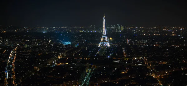 PARIS, Ranska - toukokuu: Eiffel-tornin valoesitys yöllä. Eiffel-torni on korkein muistomerkki ja myös suosituin muistomerkki Ranskassa . — kuvapankkivalokuva