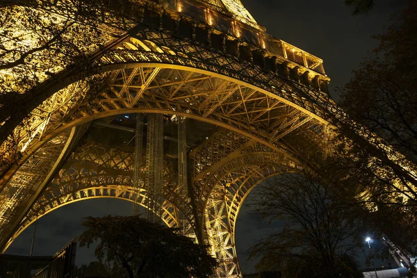 PARÍS, Francia - Mayo: Torre Eiffel Espectáculo de luces por la noche. La torre Eiffel es el monumento más alto y también el monumento más visitado de Francia . —  Fotos de Stock