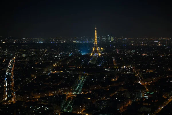 Paris, Fransa - Mayıs: Eyfel Kulesi ışık performansı göstermek gecede. Eyfel Kulesi en yüksek anıt ve Fransa da en çok ziyaret edilen anıt..