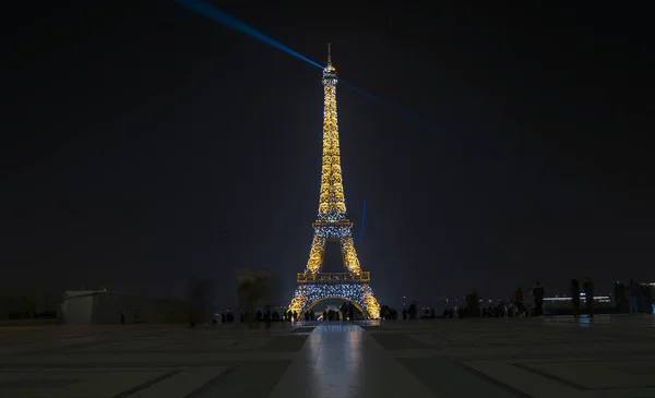 Paris, Fransa - Mayıs: Eyfel Kulesi ışık performansı göstermek gecede. Eyfel Kulesi en yüksek anıt ve Fransa da en çok ziyaret edilen anıt.. — Stok fotoğraf