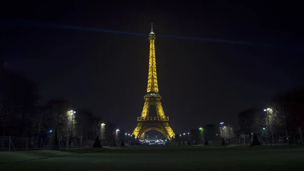 Párizs, Franciaország - május: Eiffel torony fény teljesítményét Show éjszaka. Az Eiffel-torony pedig a legmagasabb emlékmű és Franciaország is leglátogatottabb emlékmű. — Stock Fotó