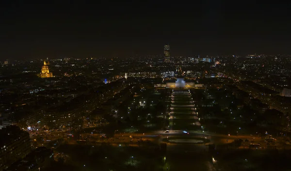 Vista aérea noturna da cidade de Paris e ícones de atração principal, filmado no topo da Torre Eiffel — Fotografia de Stock