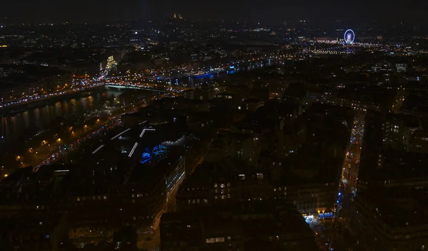 Letecký pohled na noční Paříž město a hlavní atrakci ikon, střílel na Eiffelovu věž — Stock fotografie