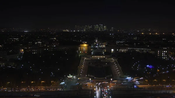 Vista aérea noturna da cidade de Paris e ícones de atração principal, filmado no topo da Torre Eiffel — Fotografia de Stock