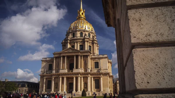 Parijs - mei: hemel over de gouden koepel, Kapel van Saint-Saint-Louis-des-Les Invalides — Stockfoto