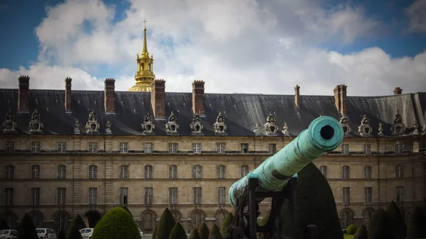 Παρίσι, Γαλλία - Μάιος: Ιστορικό κανόνι στο Musee de l'Armee, Les Invalides, Παρίσι, Γαλλία — Φωτογραφία Αρχείου