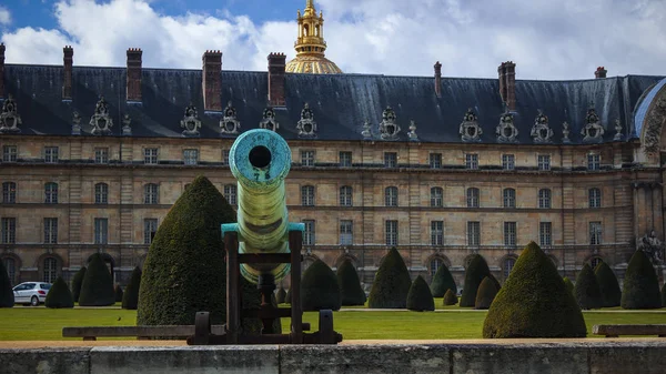 Paris, Fransa - Mayıs: Musée de l'Armee, Les Invalides, Paris, Fransa, tarihi savaş topu