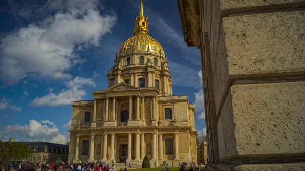 Parijs - mei: hemel over de gouden koepel, Kapel van Saint-Saint-Louis-des-Les Invalides — Stockfoto