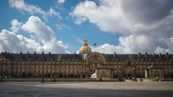 巴黎-五月︰ 上空的金色圆顶教堂圣 Louis des 荣军院 — 图库照片