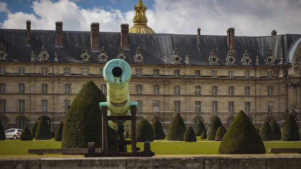 Paris, france - mai: historische kanone im musee de l 'armee, les invalides, paris, france — Stockfoto