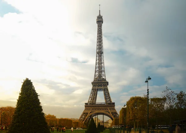 Эйфелева башня является самым высоким памятником, а также самым посещаемым памятником Франции . Стоковое Фото