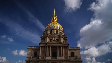 Paris - Mayıs 2016: Üzerinde altın kubbesi, Şapel Saint-Louis-des-Invalides, mavi gökyüzü