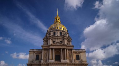 Paris - Mayıs 2016: Üzerinde altın kubbesi, Şapel Saint-Louis-des-Invalides, mavi gökyüzü