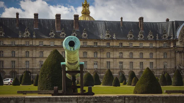 Parijs - mei 2016: Blauwe hemel over de gouden koepel, Kapel van Saint-Saint-Louis-des-Les Invalides — Stockfoto