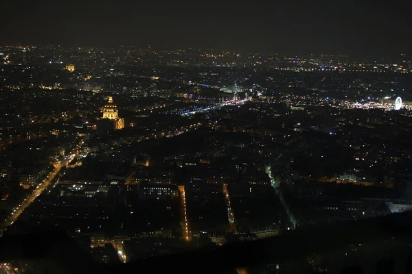 Vista aérea noturna da cidade de Paris e ícones de atração principal, filmado no topo da Torre Eiffel — Fotografia de Stock