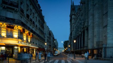 Fransa. Paris - 21 Ekim 2016: Cathedrale Notre Dame de Paris ziyaret turistler en ünlü katedral (1163-1345) Cite adanın yarısı Doğu üzerinde olduğunu