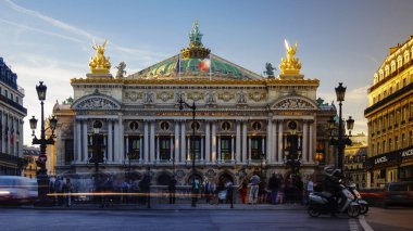 Paris, Fransa-Opera, Paris önünde 2016:Traffic araba yaklaşık. Palais Garnier'e 1861 1875 Paris Opera.color sınıflandırma için inşa edilmiş bir 1,979 koltuklu opera binası olduğunu