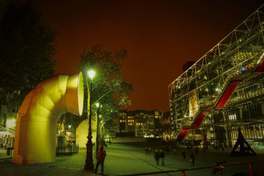 Paris - 23 Temmuz: Havalandırma bacaları Centre Georges Pompidou ve sokak merkezi Paris, Fransa